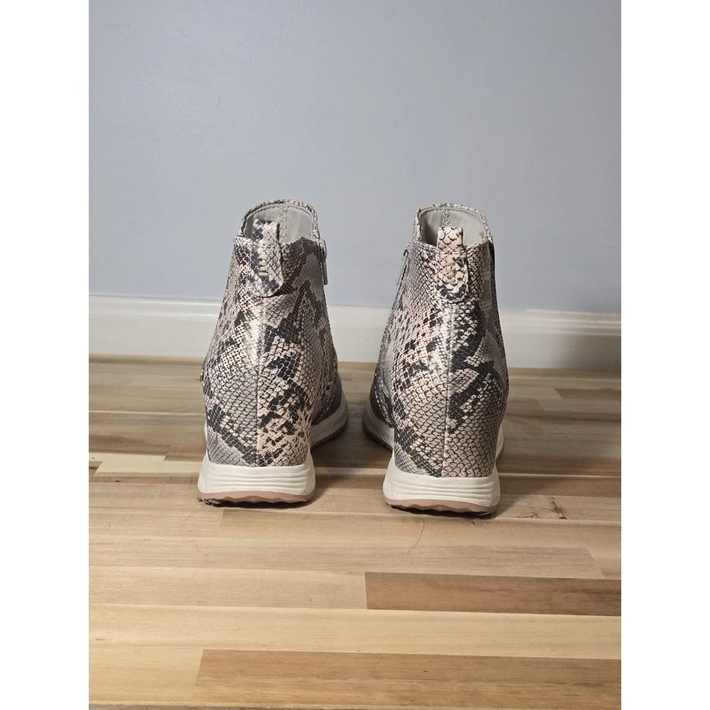 Baretraps Jaci Women's Snakeskin Print Hidden Wedge Side Zip‎ Sneakers Size 7.5M